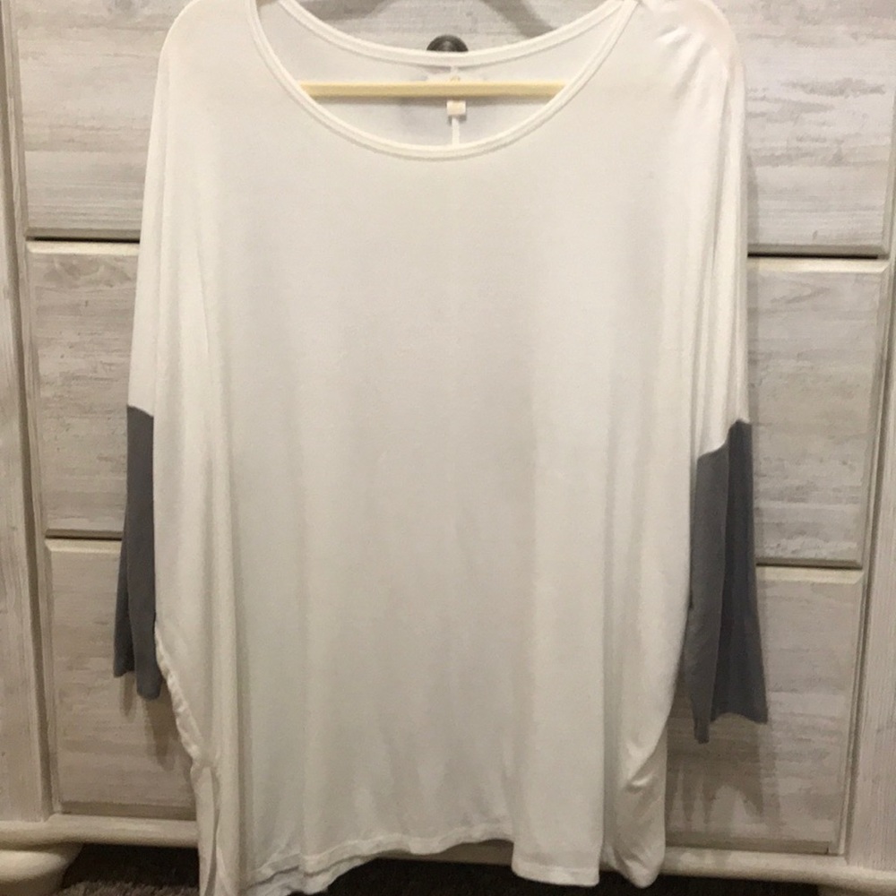 Flowy, white top with gray 3/4 sleeves